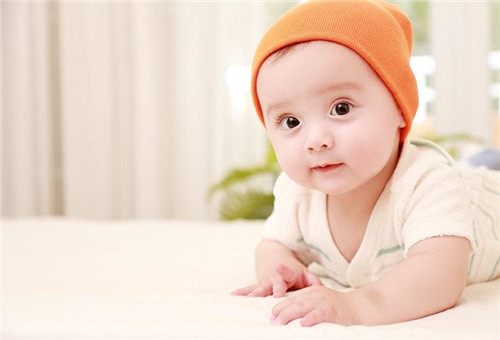 原來聰明小嬰兒是這樣區分自己媽媽和別人的,過程好暖心好可愛!